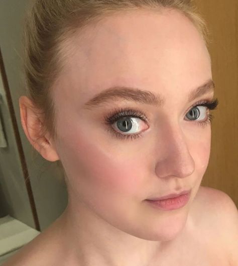 Dakota Fanning Dakota Fanning Brimstone, Young Dakota Fanning, Fanning Dakota, Dakota Fanning The Alienist, Dakota Fanning Photoshoot, Creative Selfie, Dakota Fanning, Different Aesthetics, Sag Awards