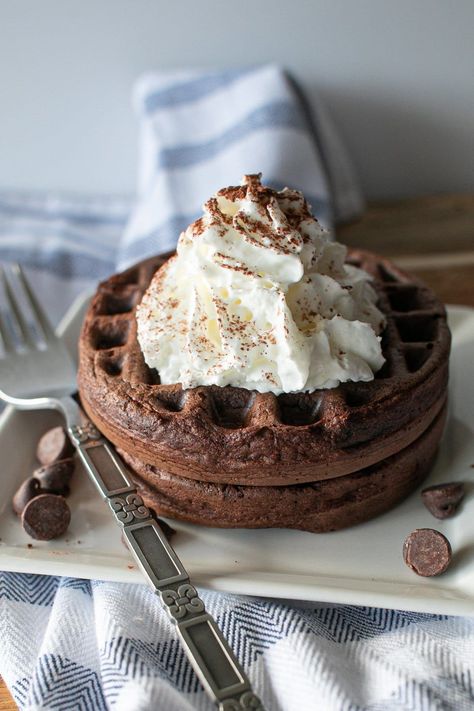 Brownie Chaffle, Chocolate Chaffle, Easy Keto Dessert, Keto Chaffles, Easy Low Carb Snacks, Keto Chaffle, Low Carb Flour, Keto Brownies, Keto Dessert Easy