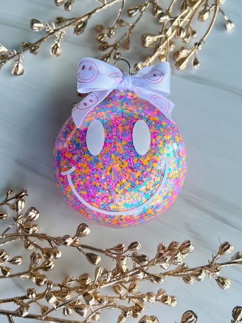 super kawaii ornament! Face Glitter, Pink Christmas Ornaments, Christmas Craft Fair, Craft Things, Preppy Christmas, Glitter Ornaments, Super Kawaii, Christmas Ornament Crafts, Diy Christmas Tree