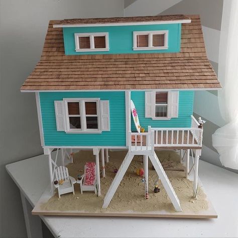 Earth N Tree Miniatures on Instagram: "We are showing off our customer Kristin’s beautiful work!! Isn’t her Folly Beach dollhouse amazing!! Swipe to see every detail. We love sharing what our customers have done with our house kits!! Thanks Kristin! We ❤️ it!! #earthandtreeminatureshop #earthandtreeminiatureshop #earthandtreedollhouseshop #earthandtreeminiatures #dollhousesofinstagram #dollhouseminiature #dollhouse #112scale #oneinchscale #onetwelthscale" Cardboard Beach House, Beach House Dollhouse, Small Beach Bungalow, Barbie Beach House, Miniature Beach House, Beach Dollhouse, Dollhouse Remodel, Miniature Beach Scene, Beach House Accessories