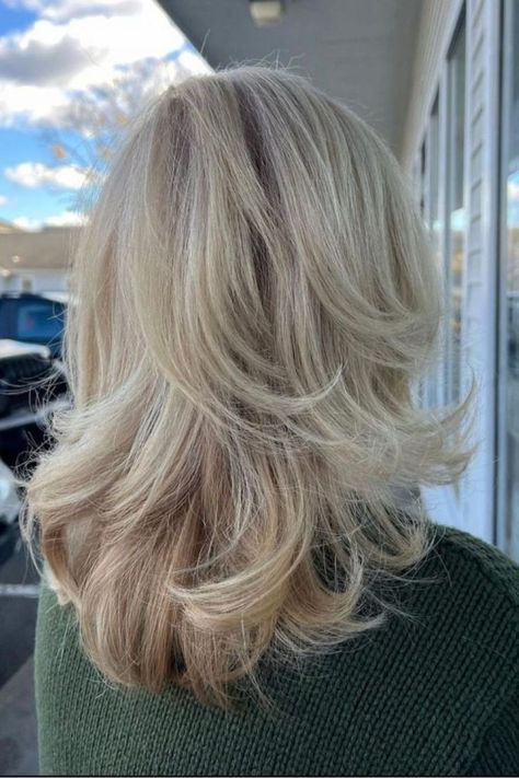 Champagne Blonde Hair Soft Blonde Hair, Winter Blonde Hair, Champagne Blonde Hair, Winter Blonde, Blonde Hair Ideas, Pearl Blonde, Neutral Blonde, Soft Blonde, Creamy Blonde