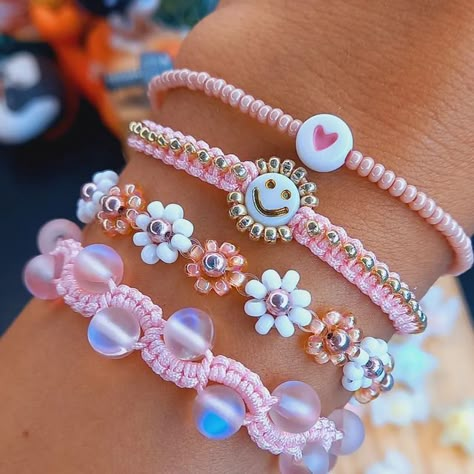 UmiUmi 🌊🦋 on Instagram: "Pulseras de hilo💗 . . . . #parati #pulseras #accesorios #accesoriosdemoda #bisuteria #style #echoamano #hilochino #joyeria #mujeresemprendedoras #💗" Inexpensive Jewelry, Bracelet Craft Diy, Beading Jewelery, Diy Bracelet Designs, Diy Bracelets Patterns, Beads Bracelet Design, Handmade Jewelry Tutorials, Beaded Bracelets Diy, Bracelets Handmade Beaded