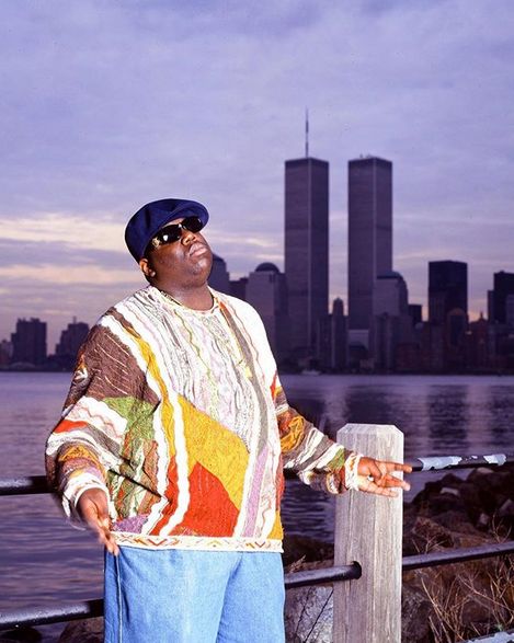 The Notorious B.I.G at home in Brooklyn, New York. Gangster Rap, Hip Hop 90s, Hip Hop Classics, 90s Rap, 90s Hip Hop Fashion, Real Hip Hop, Biggie Smalls, Hip Hop And R&b, Gangsta Rap