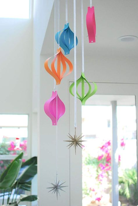 Learn how to make these colorful, simple mid century modern Christmas paper ornaments! Step by step directions for paper decorations that are inexpensive! Diy Retro Christmas Ornaments, Mod Christmas Decor, Diy Paper Christmas Decorations, Atomic Christmas, Diy Mid Century, Christmas Decs, Modern Christmas Ornaments, Mid Century Modern Christmas, Mid Century Holiday