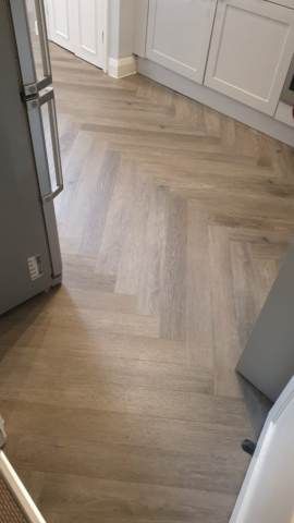 Wooden Floor Ideas Living Rooms, Amtico Flooring Kitchen, Herringbone Floor Kitchen, Loft Room Decor, Downstairs Flooring, Office Extension, Modern Kitchen Extensions, Foyer Floor, Amtico Spacia