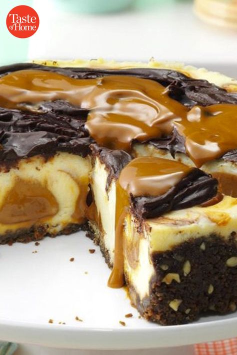 Fall Cheesecake, Flan Au Caramel, Walnut Crust, Caramel Ice Cream Topping, The Cheesecake Factory, Chocolate And Caramel, Cream Cheese Desserts, Caramel Desserts, Best Cheesecake