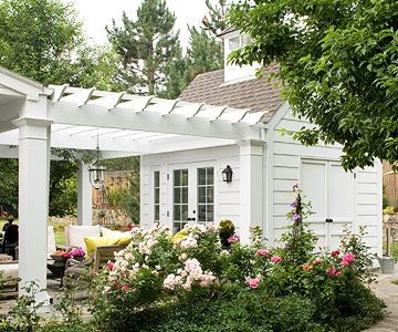 pergola between house and garage White Pergola, Gravel Patio, Pergola Attached To House, She Sheds, Backyard Living, Pergola Patio, Shed Plans, Garden Structures, Diy Patio