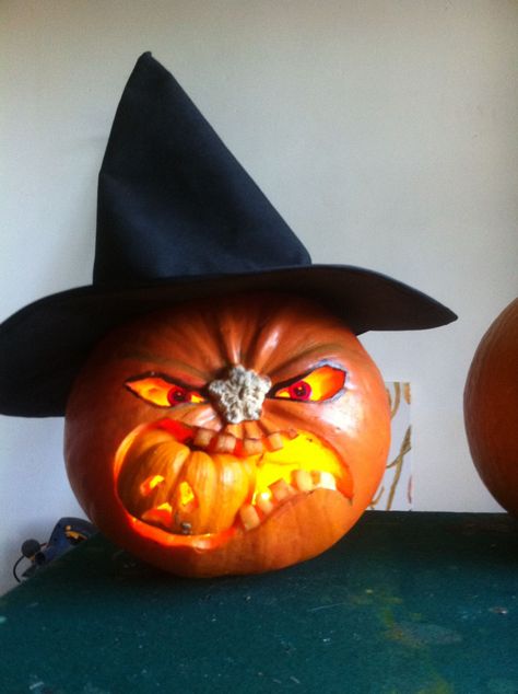 pumpkin eater witch pumpkin carving Pumpkin Witch Face, Witch Pumpkin Carving, Pumpkin Carving Pictures, Pumpkin Eater, Creative Pumpkin Carving, Amazing Pumpkin Carving, Easy Pumpkin Carving, Pumpkin Carving Designs, Witch Pumpkin