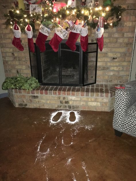 Santa's foot prints. Sprinkle powdered sugar over work boots. Say it santa's magical snow that doesn't melt. Santa Snow Boot Prints, Santa Boot Prints, Santa Footprints, Door Decorating Contest, Santa Boots, Door Decorating, Christmas Board, Christmas Tree And Santa, Holiday Door