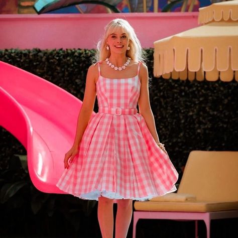 Barbie Checkered Dress, Barbie The Movie 2023, 2023 Icon, Barbie Cosplay, Barbie Film, Checkered Outfit, Barbie The Movie, Barbie Pink Dress, Movie 2023