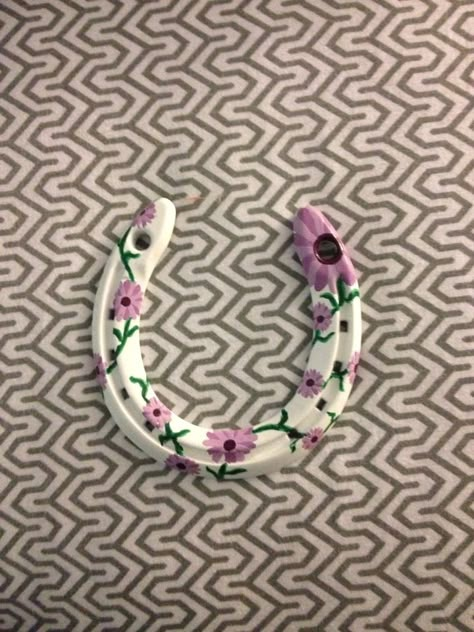 Painted horse shoe!! Horseshoe Painting Ideas, Horse Shoe Painting Ideas, Horse Shoe Painting, Horseshoe Painting, Painted Horseshoes, Horseshoe Wreath, Horseshoe Crafts Projects, Painted Horse, Horseshoe Projects