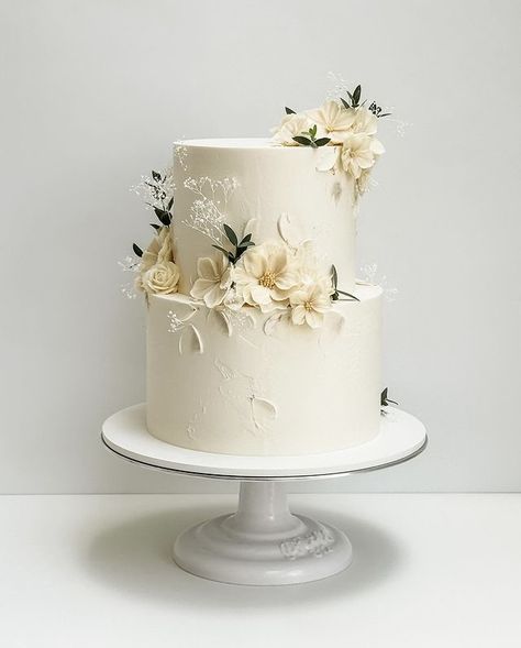 Debut Cake, Floral Cake Design, Wedding Cake Dessert Table, 2 Tier Wedding Cakes, Ivory Wedding Cake, Cake Structure, Wedding Cake Pearls, Simple Wedding Bouquets, Fondant Wedding Cakes