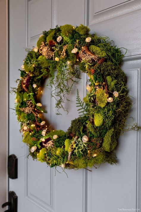 Spring Wreath Ideas Diy, Diy Moss Wreath, Diy Mushroom Decor, Diy Front Door Decor, Mossy Wreath, Spring Wreaths For Front Door Diy, Nature Crafting, Moss Mushroom, Spring Wreath Tutorial