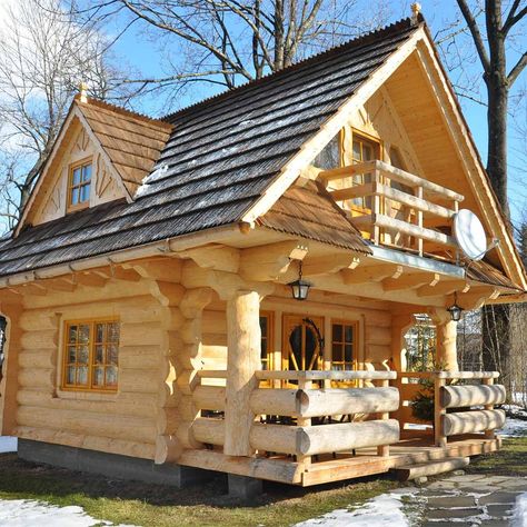 little-log-house Mini Chalet, Tiny Log Cabins, Tiny Log Cabin, Small Log Homes, Log Cabin Ideas, Small Log Cabin, Cabin Kits, Tiny Cabins, Little Cabin