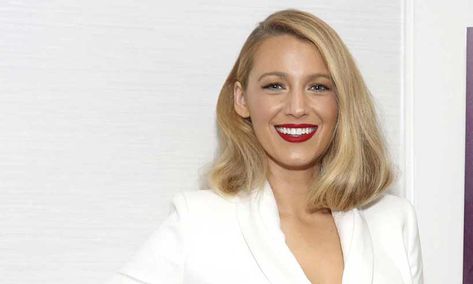 Blake Lively shows off short ‘lob’ for one night only Blake Lively Short Hair, Short Lobs, Black Lively, Blake Lively Hair, Lob Styling, Hair Cuts 2017, Blonde Hair Boy, Hair Shadow, Hair 2018