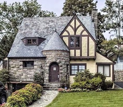 Tudor Revival House Exterior, Small Tudor Style Homes, Tudor House Exterior, Tudor Homes, Tudor Cottage, Fairytale House, Storybook Homes, I Know Nothing, Tudor Revival