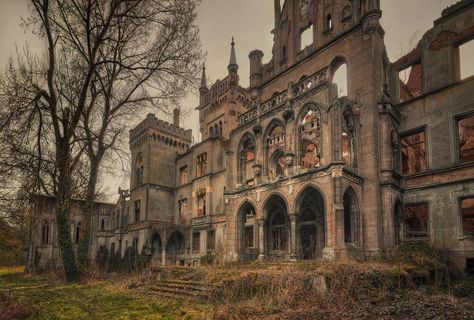 The overgrown ruins of Kopice Castle, Poland [1600×1082] By DARKstyle Pictures Stare Dwory, Overgrown Ruins, Abandonment Issues, Magic Places, Old Abandoned Houses, Old Mansions, Abandoned Castles, Abandoned House, Abandoned Mansions