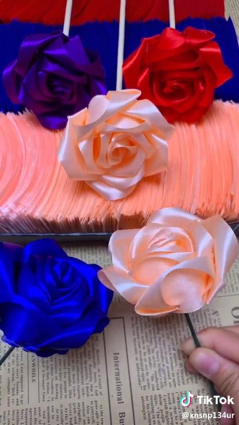 Flower Making Crafts, Ribbon Flowers Diy, Diy Flores, Ribbon Craft, Ribbon Crafts Diy, Flowers Craft, Handmade Flowers Fabric, Flower Craft, Seni Dan Kraf