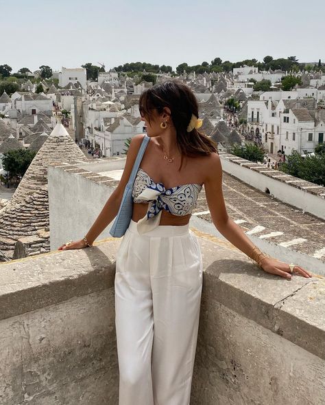 Federica Lai no Instagram: “Walking around Alberobello 🇮🇹 #ootd #outfit” Dinner In Greece, Greece Summer Outfits, Santorini Outfit, Italy Summer Outfits, Europe Summer Outfits, European Fashion Summer, Greece Italy, Greece Outfit, France Outfits