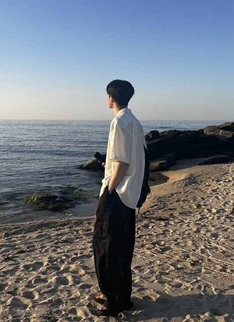 Korean Guy Outfits Summer, Sea Poses Photo Ideas Men, Male Beach Poses, Sea Outfit Summer Korean, Male Beach Outfit, Outfit Ig Story, Boyfie Aesthetic, Poses For Shy People, Simple Korean Outfits