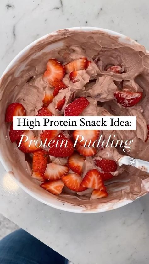 Amber Brueseke | Most viewed reel of 2022!💥HIGH PROTEIN SNACK💥 Be sure to save this one for later! Protein Pudding: 👉🏼1 cup non-fat Greek Yogurt 👉🏼5 grams… | Instagram High Protein Pre Workout Snacks, Greek Yogurt Ideas Healthy, Greek Yogurt Sugar Free Pudding, Low Calorie High Protein Snacks, Foods Breakfast, High Protein Yogurt, High Protein Snack, Quick Protein, Low Fat Snacks