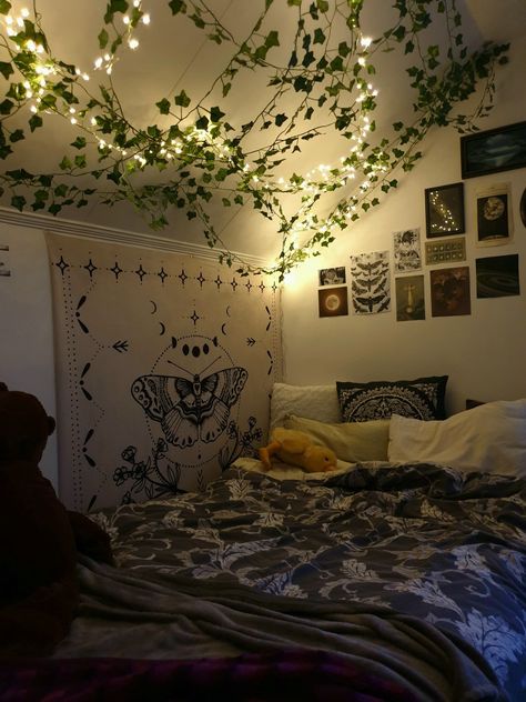 Dark Tapestry Bedroom, Pandora Room Decor, Pandora Bedroom, Dark Dorm Room Aesthetic, Comfy Bedrooms, Dorm Things, Bedroom Aesthetic Dark, Uni Bedroom, House Dr