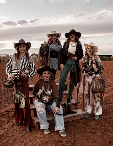 Rodeo Clown Costume Makeup, Skeleton Cowgirl Costume, Halloween Costumes Country, Rodeo Clown Halloween Costume, Clown Cowgirl, Western Costume Women, Western Halloween Costumes, Rodeo Clown Costume, Pose Yearbook