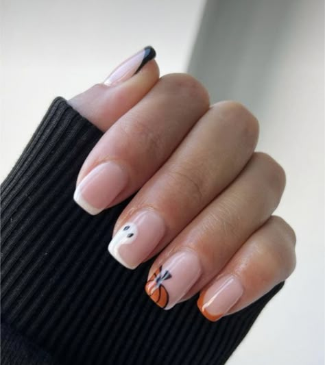 Simple Halloween Nails Short Pumpkin, Short Gel Nail Designs Halloween, Basic Halloween Nails Short, Simple But Cute Halloween Nails, Cute Simple Halloween Nails Short, Simple Pumpkin Nail Art, Halloween Simple Nail Designs, East Halloween Nails, Modern Halloween Nails