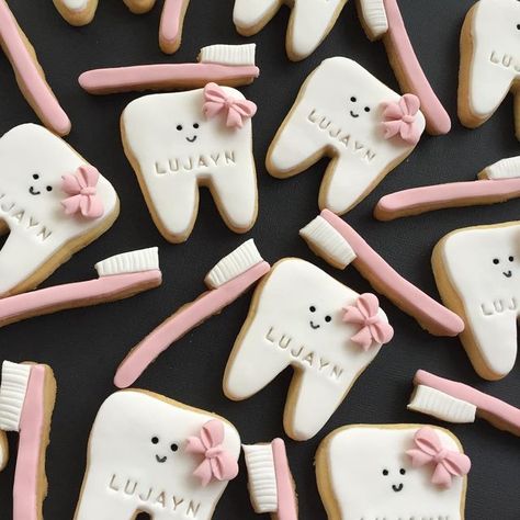 1st Tooth Party Ideas, Baby First Tooth Party Ideas, Tooth Cookies Decorated, First Tooth Jars Ideas, First Teeth Party Ideas Tooth, First Tooth Cookies, First Tooth Ideas, First Teeth Cake Ideas, First Tooth Cake