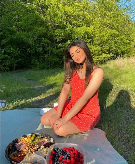 Girl Picnic Aesthetic, Brown Girl Aesthetic, Brown Cottagecore, Light Academia Cottagecore, Bengali Aesthetic, Girl Picnic, Cottagecore Girl, Pakistani Aesthetic, Desi Fashion Casual