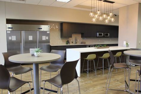 Office Kitchen Break Room, Modern Office Kitchen, Employee Break Room, Break Room Decor, Break Room Design, Google Office, Office Break Room, Painting Room, Room Painting