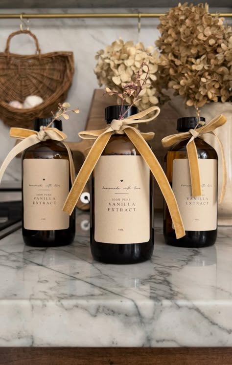 Homemade Vanilla + Free Printable Labels | BREPURPOSED Vanilla Extract Gift Basket Ideas, Baking Baskets Gift Ideas, Homemade Vanilla Labels, Homemade Kitchen Gifts, Vanilla Extract Labels, Apothecary Recipes, Recipe Free Printable, Crafts Adults, Vanilla Extract Recipe