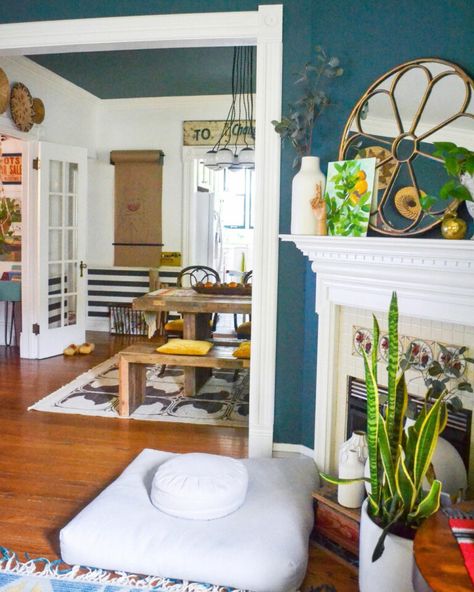 Love this old home with blue walls and eclectic decor #bluepaint #manteldecor #mantel #eclecticdecor #vintagedecor #bohodecor #hometour #diningroomdecor Industrial Dining Room, Cocina Shabby Chic, Dining Room Industrial, Rustic Wood Furniture, Shabby Chic Living, Industrial Dining, Shabby Chic Living Room, Dining Room Ideas, House Photos