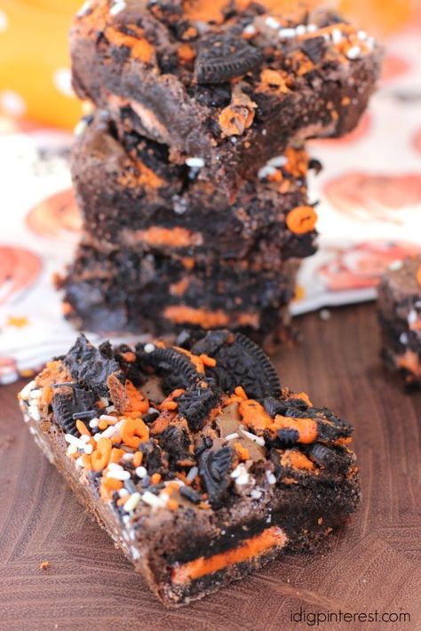 Oreo Brownie, Halloween Brownies, Halloween Oreos, Brownie Bars, Oreo Brownies, Crushed Oreos, Wedding Cake Recipe, Halloween Baking, Chocolate Chip Recipes