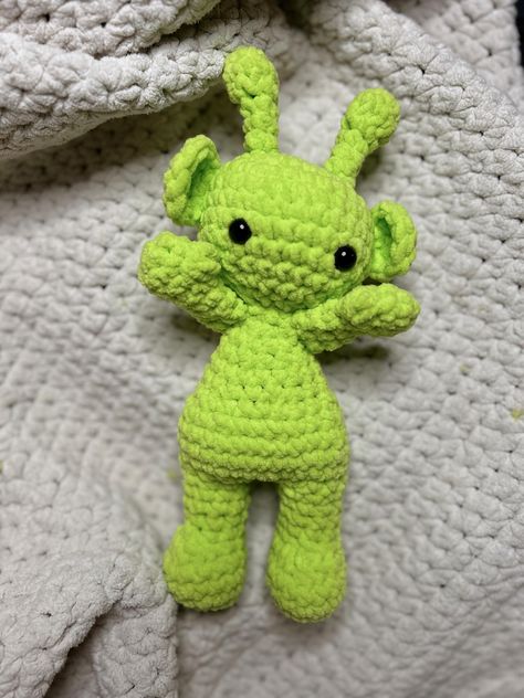 Adorable, Walk On Mars Band inspired alien! Carefully crafted with soft, 100% polyester yarn, this snuggler features an adorable little alien design. Finished size is approximately 11" head to toe. Made with big twist posh yarn. The head is stuffed with a hypoallergenic polyester fiber fill.   SAFETY EYES- I use plastic safety eyes for my snugglers. I take some extra steps to secure the eyes and make them as safe as possible for your littles. I know as a mom of littles they can give their snugglers A LOT of love so be sure to check the safety eyes security over time to ensure their safety. Pattern is Mini Fika by My Dear Knot, ig: @mydearknot Crochet Amigurumi Head Pattern, Space Crochet, Crochet Alien, Alien Crochet, Crochet Monster, Big Twist, Alien Design, Kawaii Crochet, Crochet Things