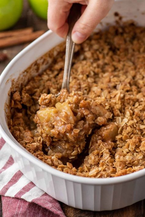 This caramel apple crisp comes together in a matter of minutes and it’s full of cozy fall flavors! The addition of caramel takes the classic apple crisp recipe to the next level. Caramel Apple Crisp Recipe, Slow Cooker Caramel, Healthy Caramel Apple, Caramel Apple Crisp, Apple Pastry, Caramel Apples Easy, Apple Crisp Recipe, Kidney Friendly Foods, Apple Crisp Recipes