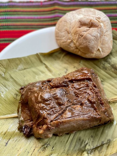 Black Bean Tamales Recipe, Authentic Guatemalan Recipes, Guatemalan Breakfast Recipes, Guatemalan Tamales, Guatemala Tamales, Tamales Guatemaltecos, Sweet Tamales, Guatemalan Recipes, Mole Sauce