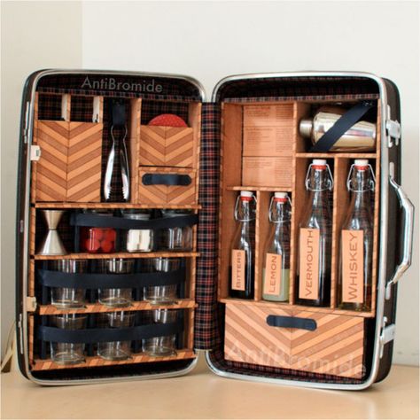 Umm... Genius??!! a "HOW TO" for making a travel bar kit! (could even do this for a gift for someone) Travel Bar, Portable Bar, Old Suitcases, Vintage Suitcases, Mini Bars, Vintage Suitcase, Diy Bar, Travel Diy, Mini Bar