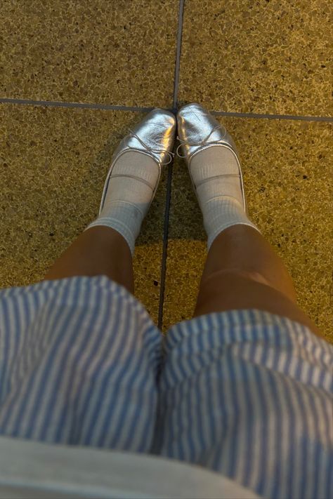 Ballerina Flats With Socks, Gray Flats Outfit, Balarina Shoes Flats Outfit, Ballet Flats And Socks, Silver Ballerinas Outfit, Silver Ballet Flats Outfit, Flats And Socks, Ballet Flats With Socks, Silver Flats Outfit