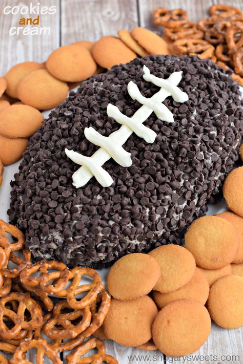 This Cookies and Cream Cheese Ball is fun and delicious! Shape like a football for your next game day party! Football Themed Desserts, Cream Cheese Balls Recipe, Football Shaped Foods, Football Sugar Cookies, Football Desserts, We Are Bears, Superbowl Desserts, Cream Cheese Ball, Bowl Party Food