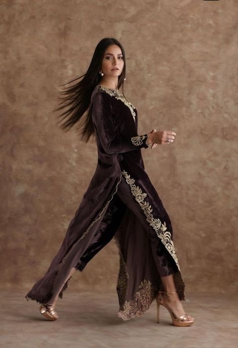 Velvet Kurtis Design, Velvet Fabric Dress, Velvet Pakistani Dress, Velvet Dresses Outfit, Velvet Suit Design, Velvet Dress Designs, Iranian Women Fashion, Velvet Suit, Velvet Clothes