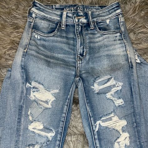 American Eagle ripped light wash jeans Random Outfits, Jeans American Eagle, Simple Trendy Outfits, Light Wash Jeans, Flared Jeans, Cute Fits, Wash Jeans, Christmas List, Flare Jeans