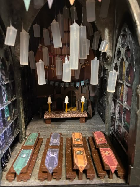 Harry Potter themed book nook Harry Potter Shoe Box Project, Bookshelf Diorama Harry Potter, Diy Book Nook Harry Potter, Harry Potter Diorama Ideas, Harry Potter Book Nook Diy, Book Nook Decor Ideas, Percy Jackson Book Nook, Booknook Harry Potter, Book Nook Ideas Diy