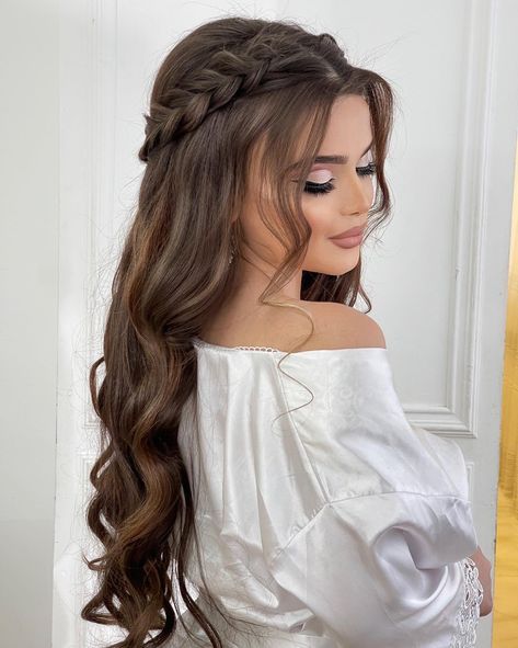 Prom Hairstyles Long Hair Up, Beautiful Prom Hairstyles, Hair Styles For Prom Long Hair, White And Pink Decorations Party, Hair Down Styles For Prom, Party Wear Hairstyles For Long Hair, Hair Do Inspiration, Haïr Style For Birthday Party, Party Wear Hair Styles