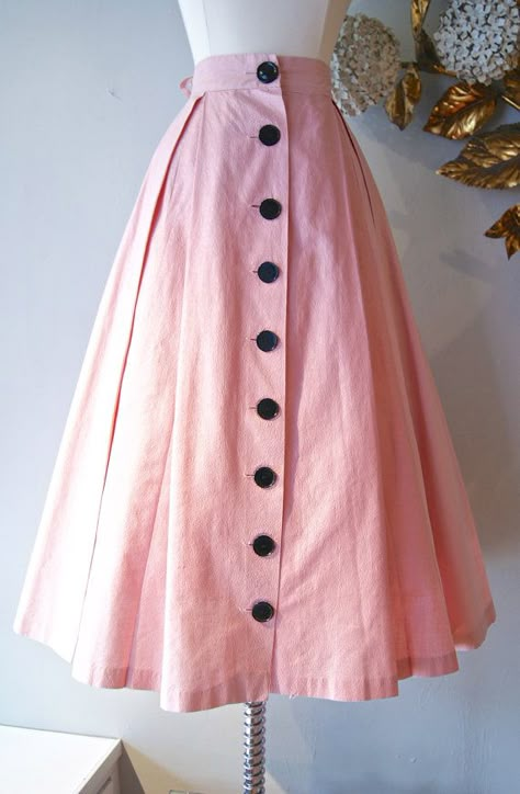 Old Style Dresses Vintage 1950s, Pink 50s Outfit, 1950 Skirt, 50s Skirt Outfit, Vintage Pink Outfits, Light Pink And Black Outfit, 1950s Style Full Skirt Spring Dress, Vintage Skirts, Retro Pink Skirt