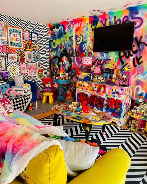 Art Drawings Colorful, Random Room Decor, Maximalist Decor Apartments, Punk Interior Design, Funky Rooms, Maximalism Home, Maximalism Design, Kitsch Design, Maximalist Room