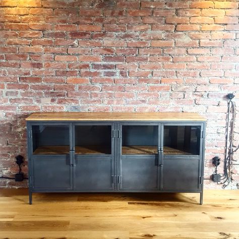 Tolle Kombi - Sideboard im Industrial Style vor freigelegter Ziegelwand! Home Deco, Industrial Style, Sideboard, Furniture, Quick Saves, Home Decor, Design, Home Décor