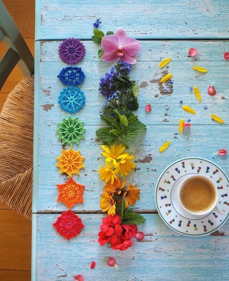 596 Me gusta, 66 comentarios - Renata Saj (@sunshinenl_gallery) en Instagram: "Are you joining me for a cup of coffee or tee 🍵☕️ and playing with this little ones🌺🌸🌼??⁠⠀ ⁠⠀ The…" Mini Mandala, Mandala Crochet, Crochet Hack, Crochet Mandala Pattern, Crochet Wall Hangings, Have Inspiration, Coron, Crochet Mandala, Crochet Chart