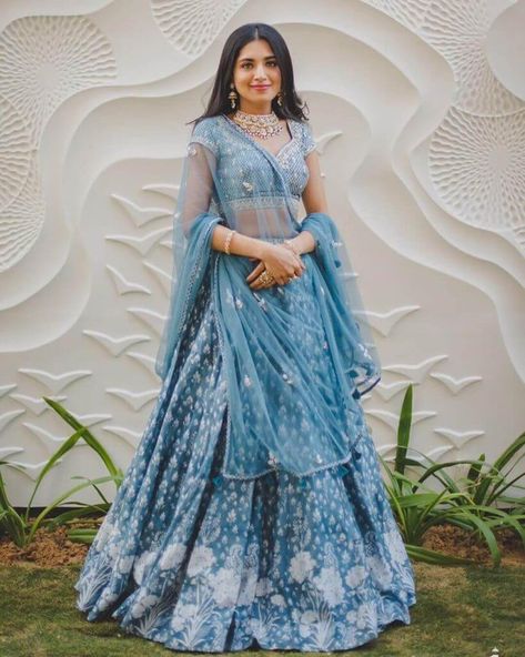 Unique And Trending Dupatta Draping Ideas For Brides! Blue Bridal Lehenga, Lehenga Color Combinations, Dupatta Draping Styles, Sabyasachi Lehenga Bridal, Dupatta Draping, Latest Bridal Lehenga, Bridal Dupatta, Blue Lehenga, Indian Wedding Wear