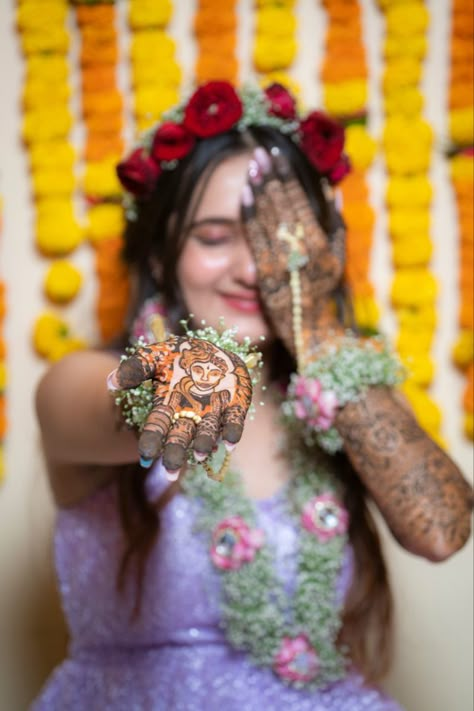 Bride Mehndi Photoshoot Poses, Mehndi Showing Pose, Mehndi Photo Poses For Bride, Mehndi Designs Photoshoot, Bridal Mehndi Photoshoot Poses, Mehndi Photo Shoot Ideas, Mahndi Shoot Poses, Mehndi Shoot Ideas, Mehndi Bridal Poses